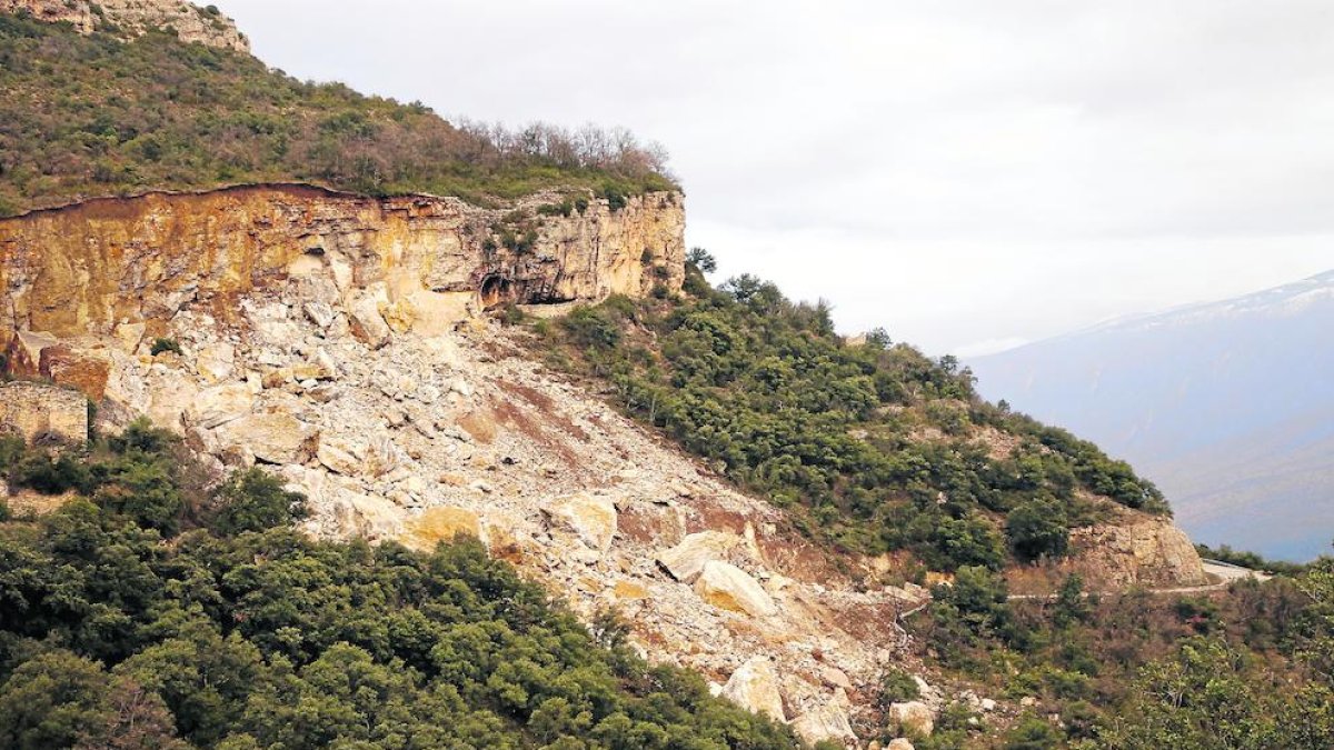 La ladera donde tuvo lugar el derrumbe del risco, que sepultó doscientos metros de la carretera y el vehículo en que viajaban dos personas.