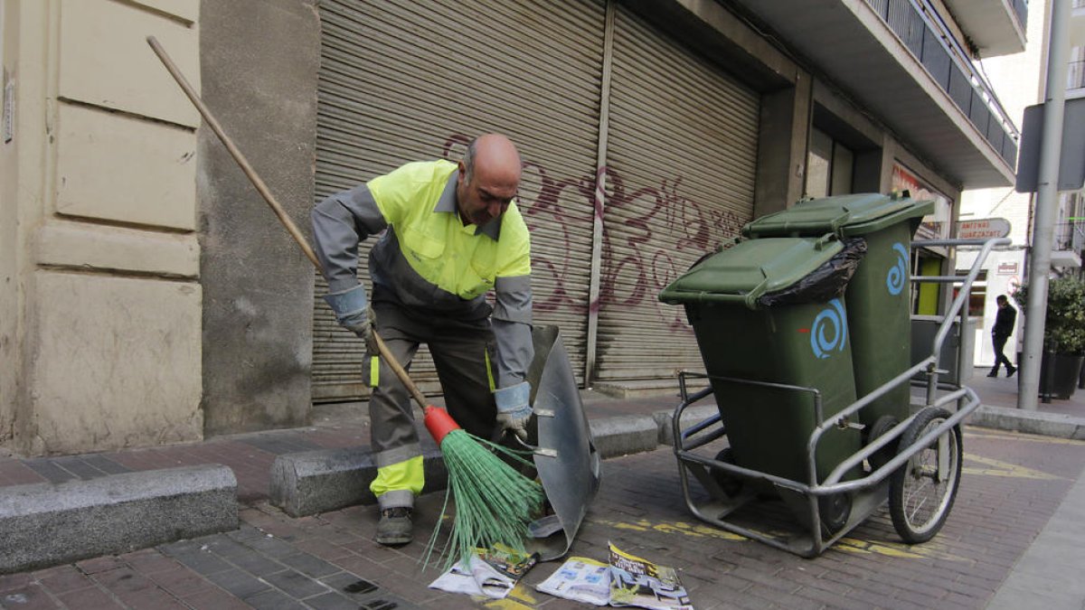 Un operario de Ilnet barriendo la calle.