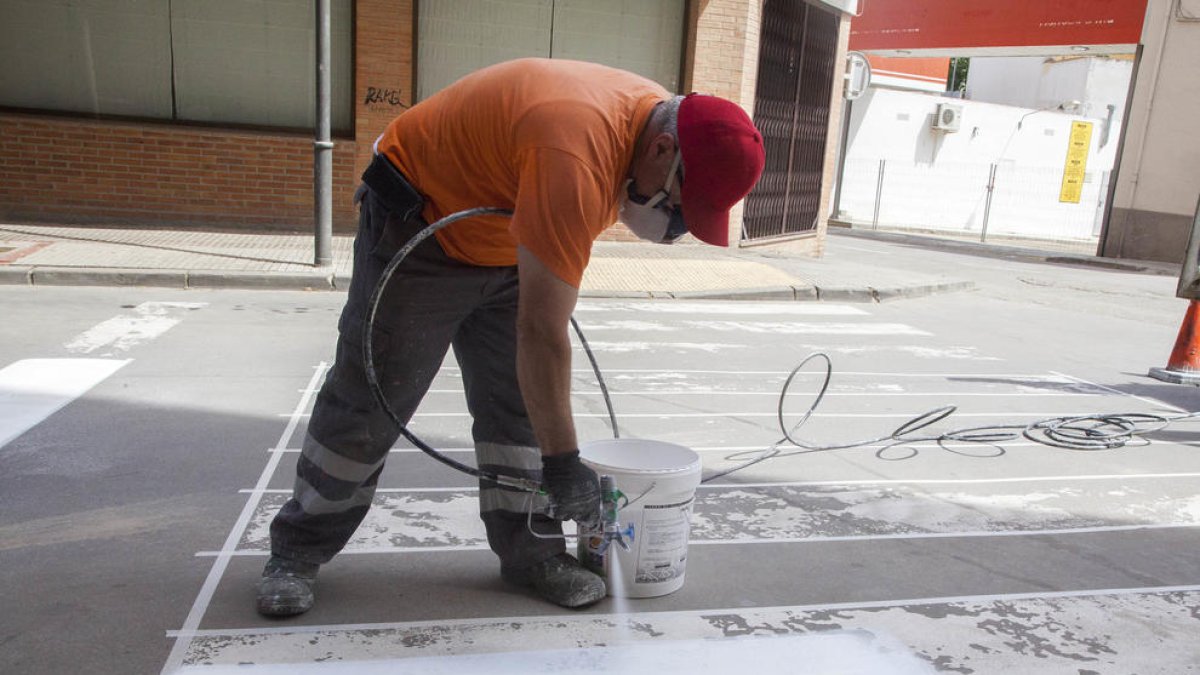 Un operari, amb les tasques de manteniment.
