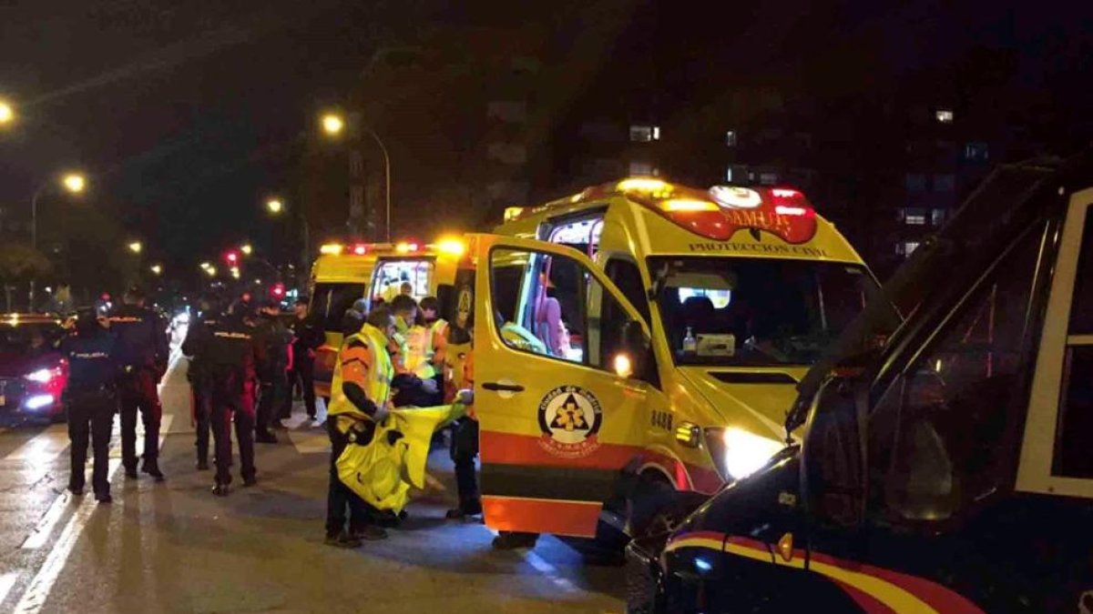 Serveis d’emergència en el moment en què atenien el seguidor apunyalat.
