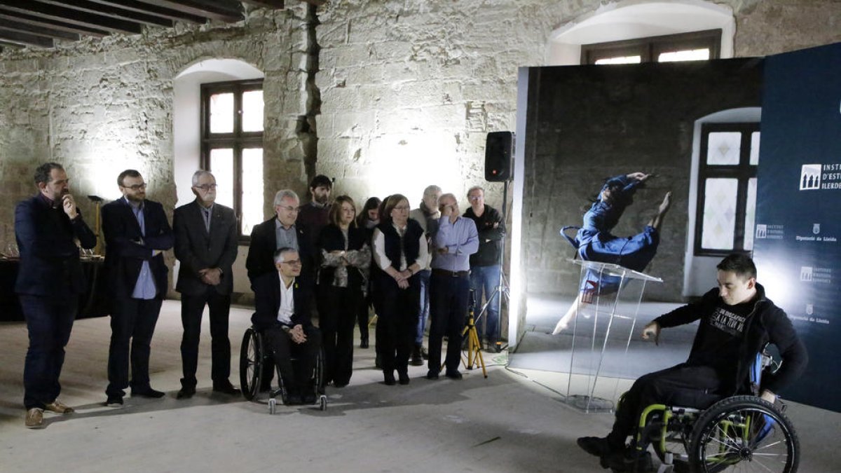 ‘Posa un discapacitat a la teva vida’ - Marc Buxaderas, jove youtuber de Manresa amb discapacitat física, va participar ahir en la tradicional trobada de la Diputació amb la premsa per Nadal i va explicar el seu projecte Posa un discapacitat ...