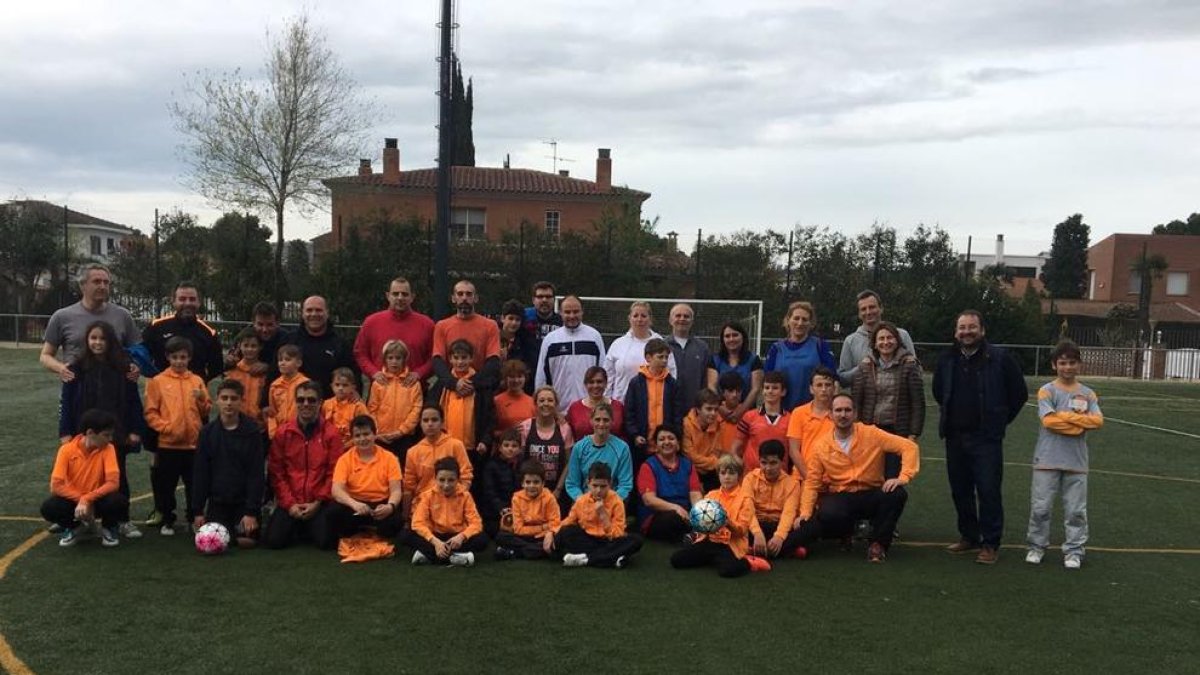 Pares, mares i nens de l’Escola de Futbol Terraferma LSA, dissabte passat durant aquesta activitat.