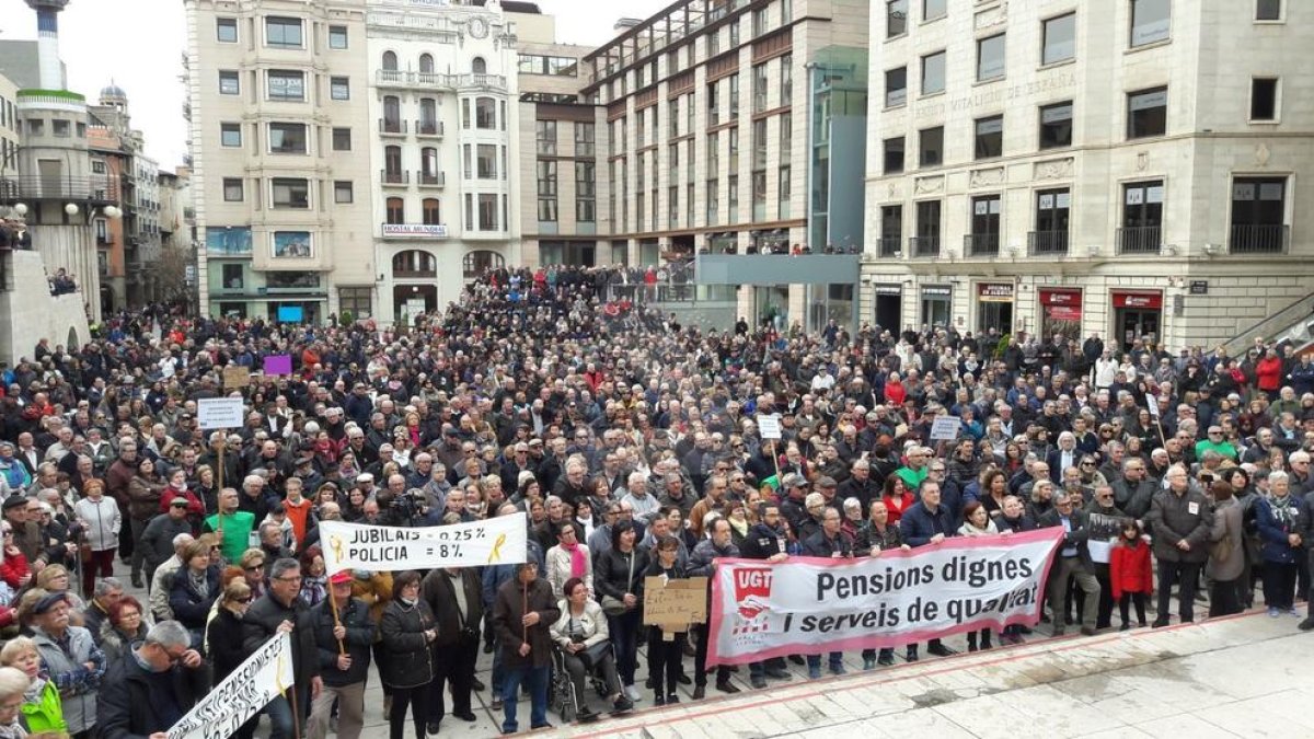 Centenars de jubilats reclamen pensions dignes a Lleida