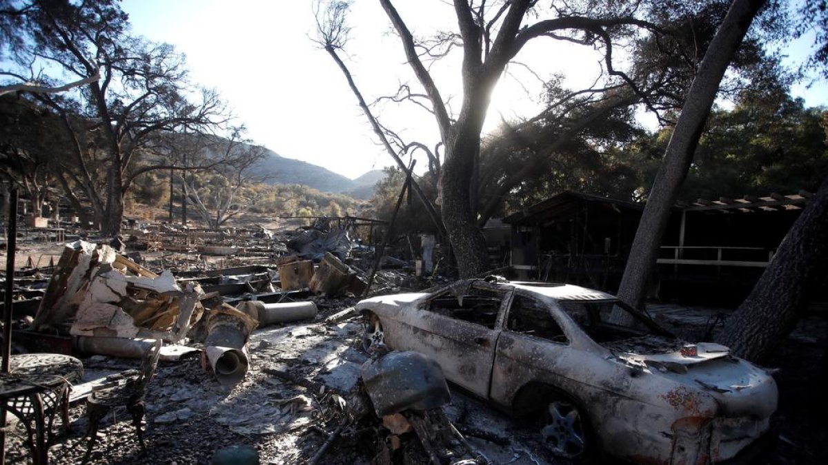 Gairebé 1.000 desapareguts i 77 morts pels incendis a Califòrnia