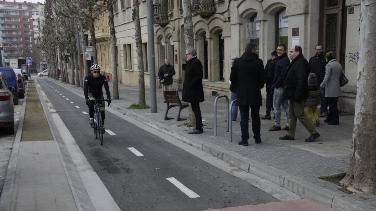 Un ciclista circula pel carril bici de la rambla d’Aragó.