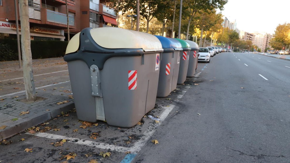Lugar donde quemaron tres contenedores (que ayer ya repusieron) en el Gran Passeig de Ronda.