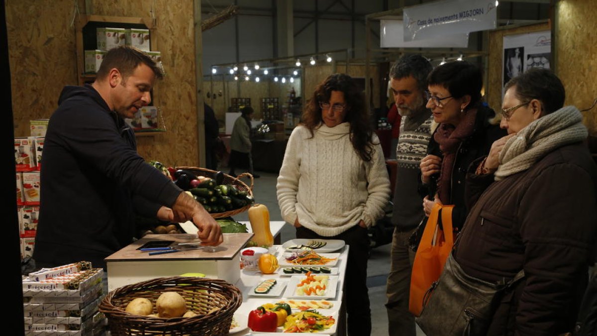 Más de un centenar de expositores, cuarenta con alimentos ecológicos, participan en la feria.