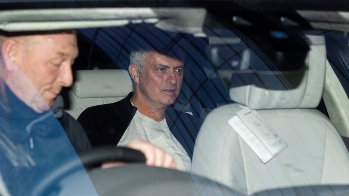 Jose Mourinho, al moment de sortir de l’hotel després d’haver estat destituït pel United.