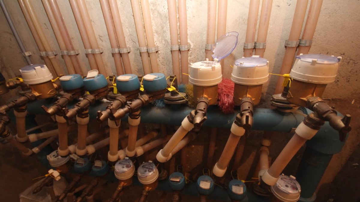 A la izquierda, la reproducción de la demanda por impago contra un bloque de Gaspar de Portolà. En la imagen, contadores de agua.