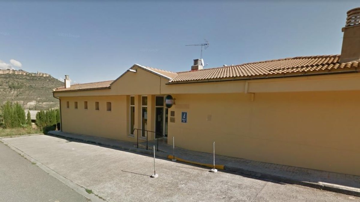 La entrada del complejo de bar, piscina y punto de información de Guàrdia de Noguera.