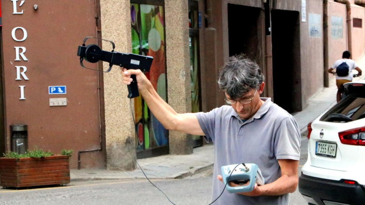 Un técnico del Centro de Telecomunicaciones y Tecnologías de la Información trabajando en Sort.
