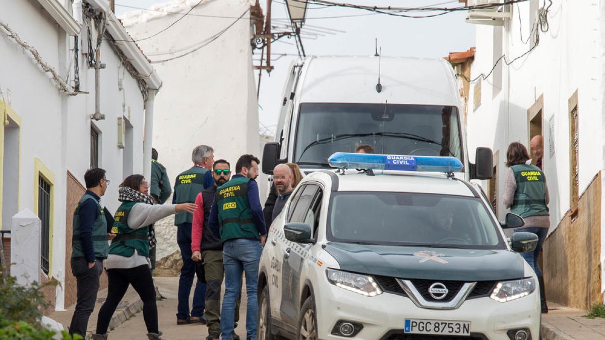 La Guardia Civil efectuó un registro de la casa donde vive el presunto asesino de la profesora.