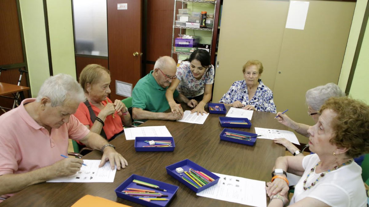 Usuaris participen en un taller de memòria a l’Associació de Familiars d’Alzheimer de Lleida.