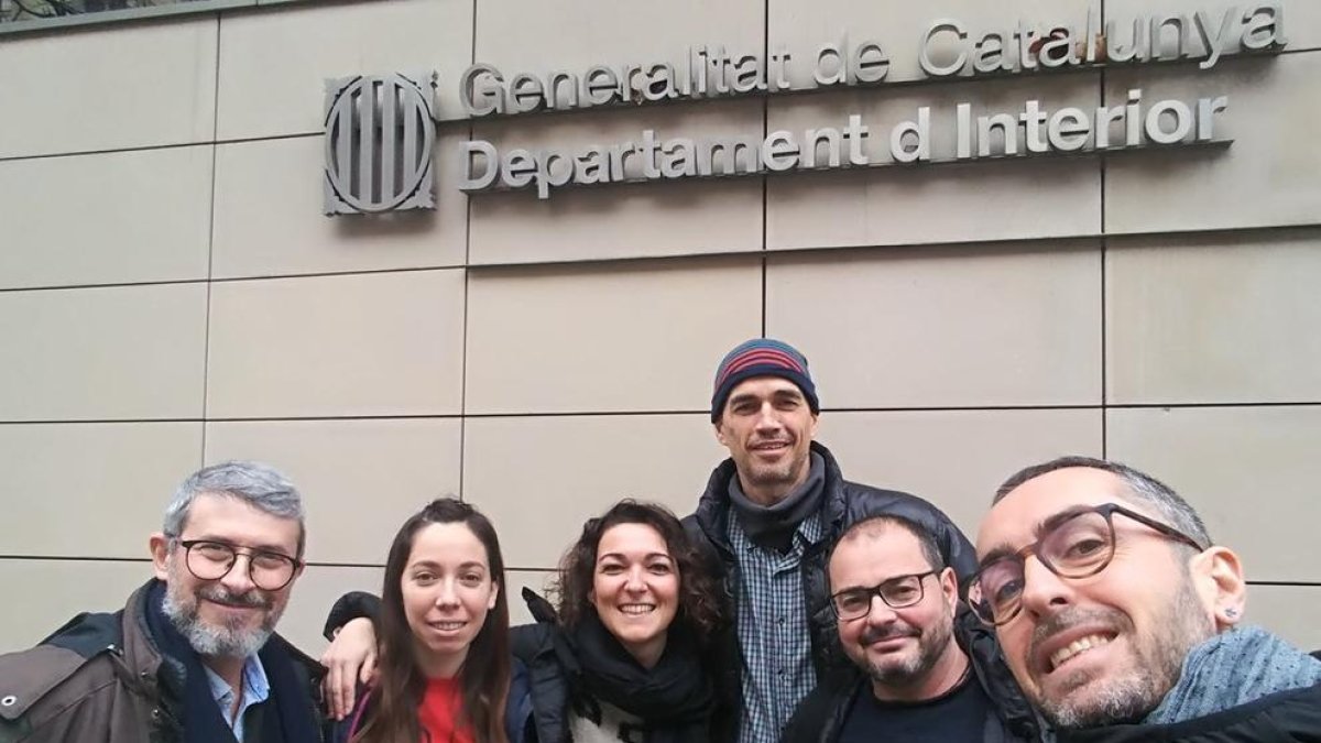 Representants de l’APE, abans de la reunió d’ahir amb Interior.