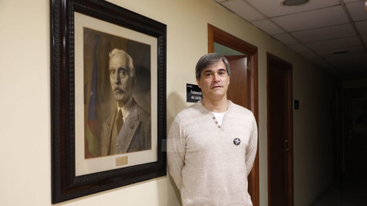 Xavier Eritja, junto a una fotografía de Francesc Macià en la sede de ER C.