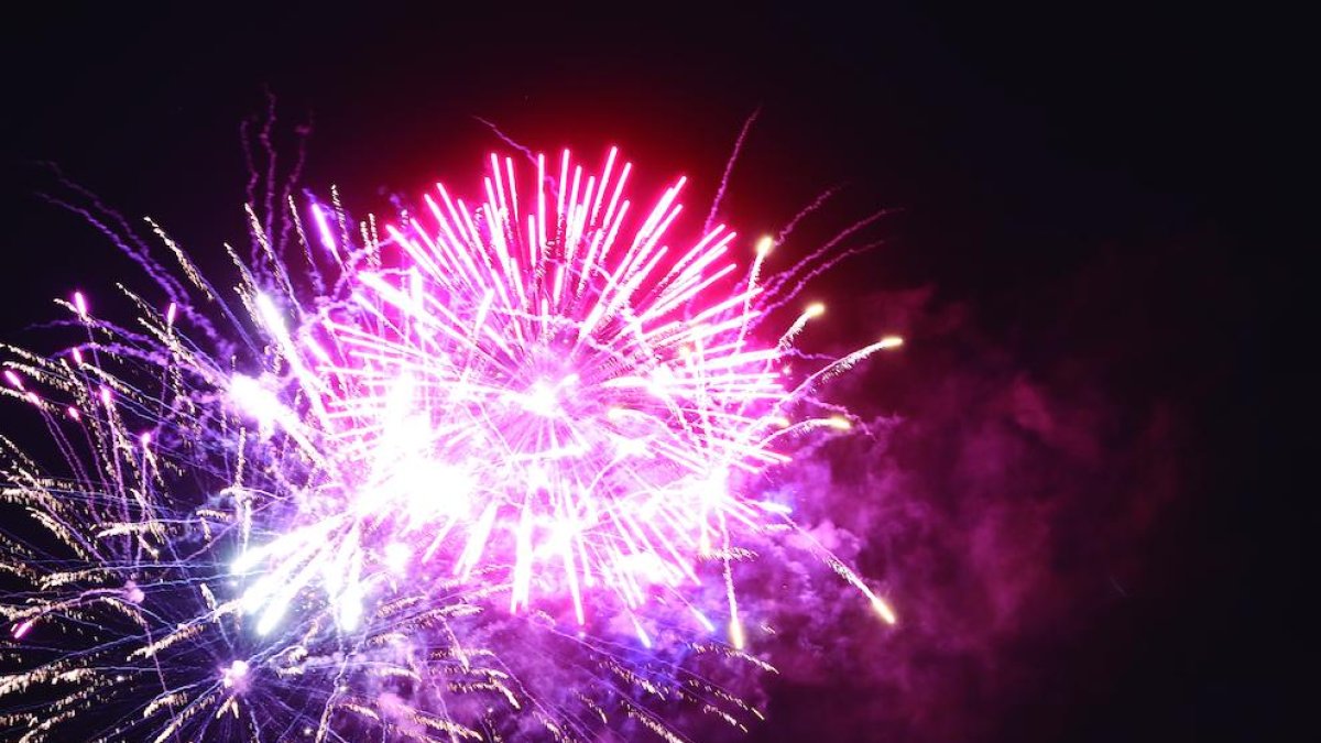 El castillo de fuegos artificiales desde el margen izquierdo del Segre, a cargo de la pirotécnica castellonense Peñarroja, puso anoche el broche final a las Festes de la Tardor de Lleida.