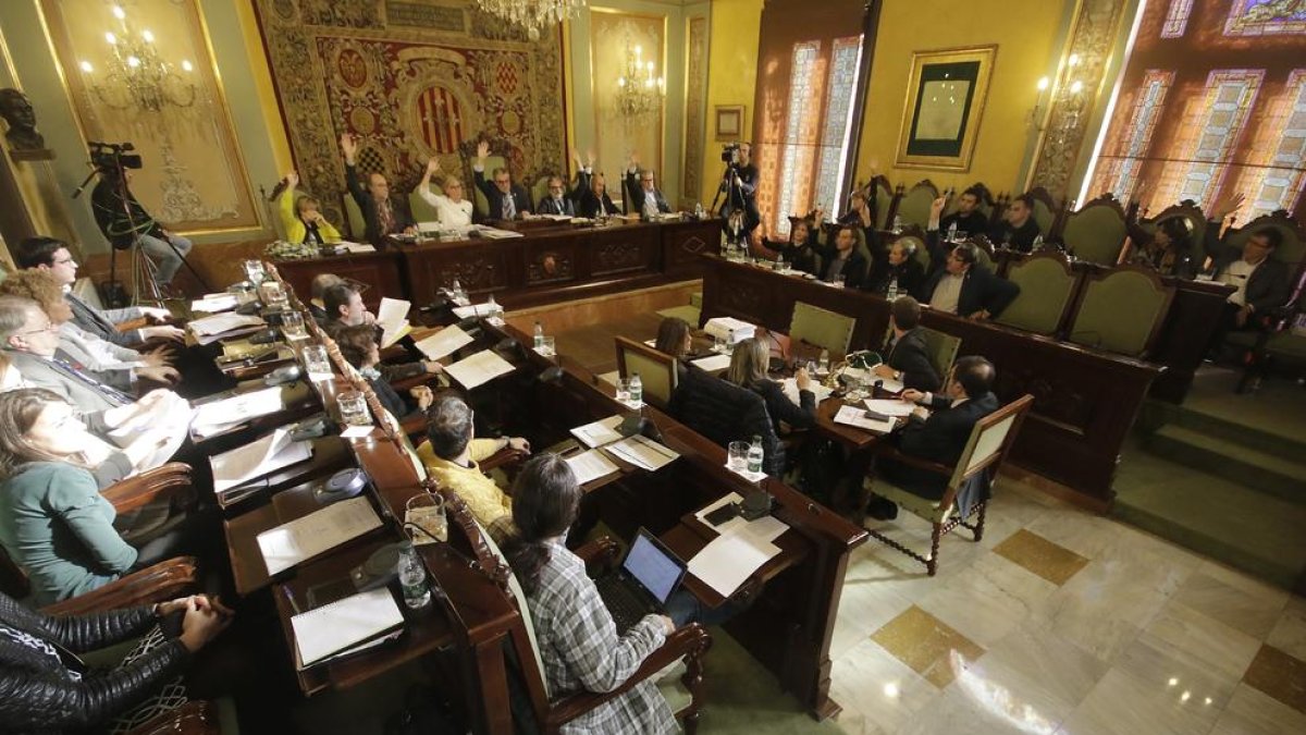 Votació dels comptes de l’EMU en un ple de la Paeria.