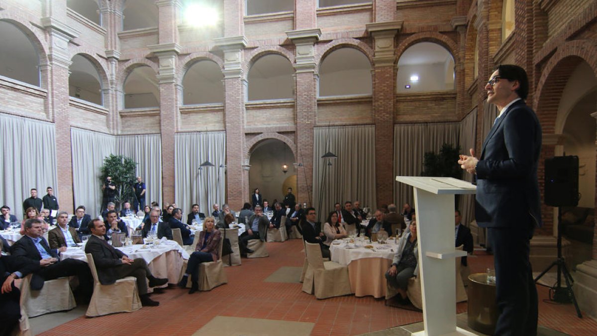 Enric Fernández dijo estar “impresionado” por el edificio del Roser, que acoge los Diàlegs de SEGRE.