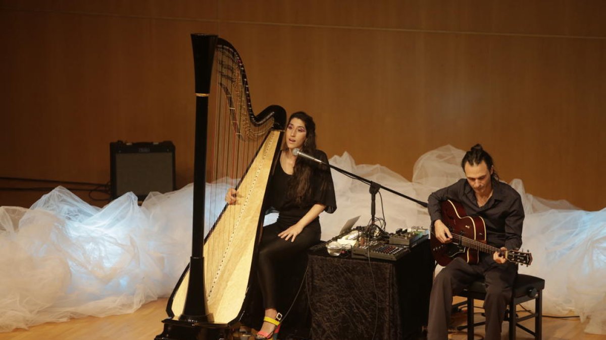 L’arpista Berta Puigdemasa i el guitarrista Ivan Gràcia van posar el fermall musical a la presentació.