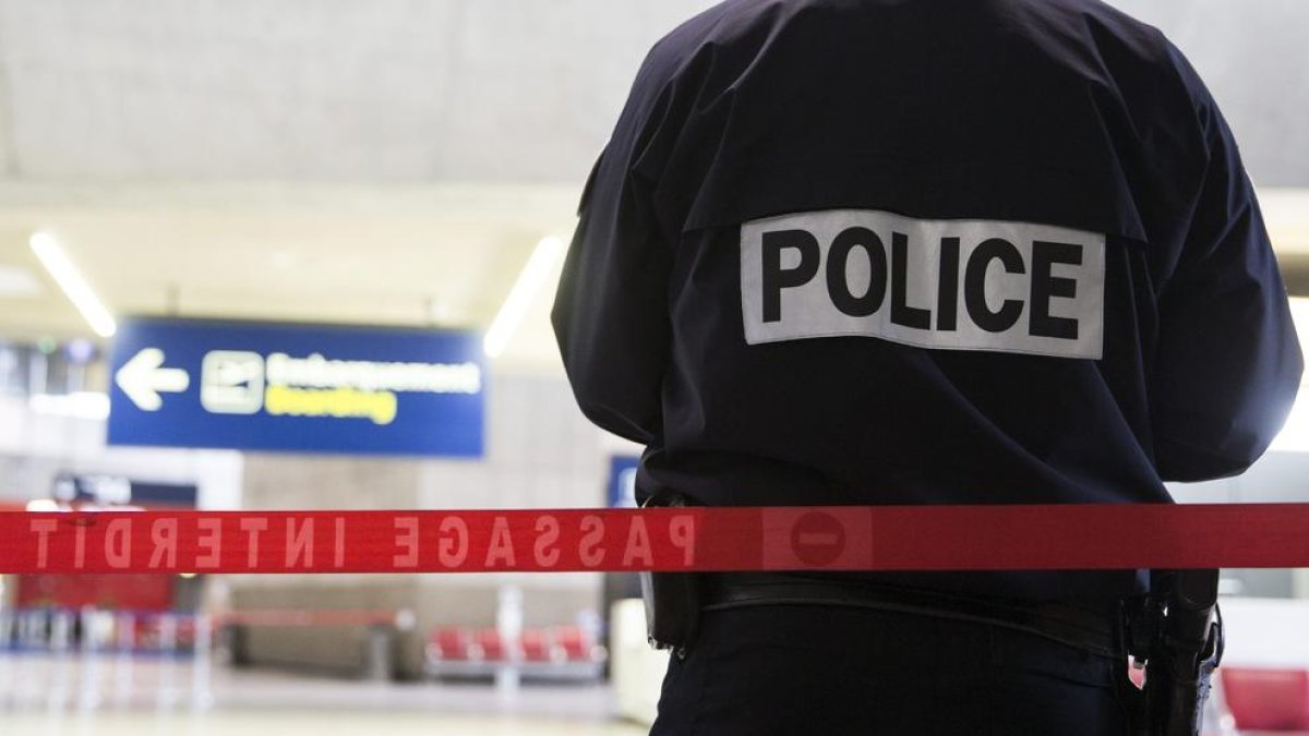 Almenys un mort en un atac amb ganivet en una ciutat a prop de París