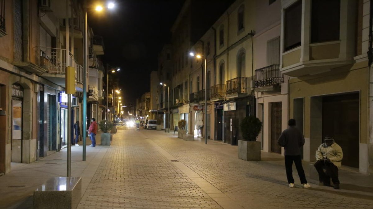 El carrer Major d’Almacelles, on s’ubiquen les dos farmàcies que hi ha actualment a la localitat.