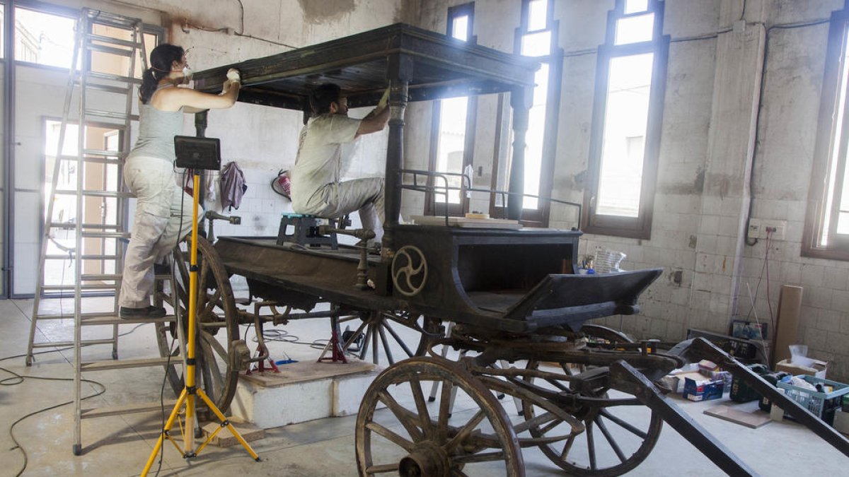 Imatge de la restauració de l’antic carruatge funerari de Linyola.