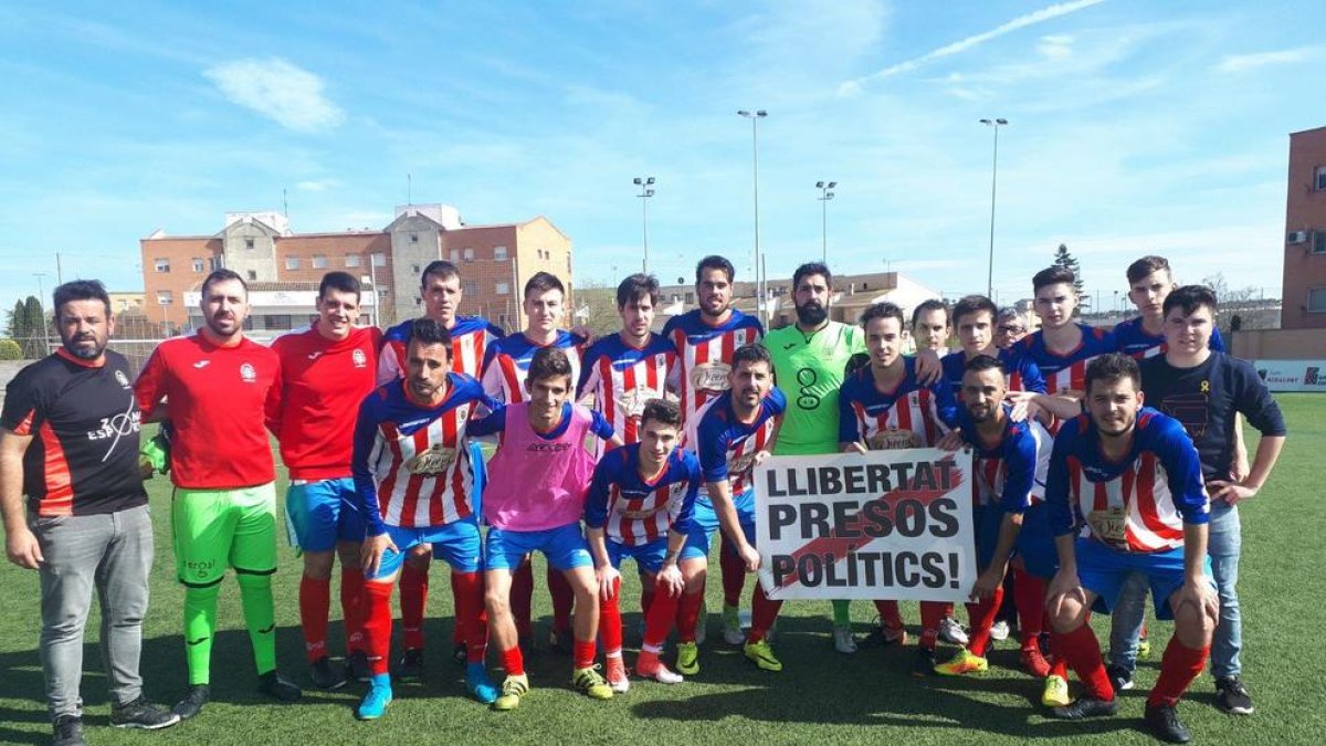 Els jugadors de l’Agramunt, abans del partit de diumenge passat davant el Guissona B.