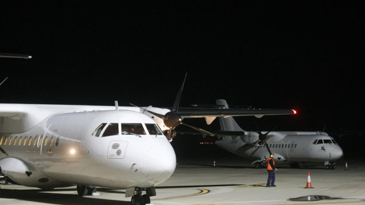 La llegada por la tarde del segundo avión de la compañía portuguesa Lease-Fly Charter a Alguaire.