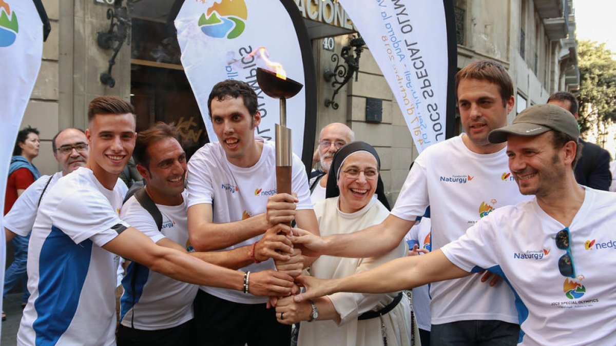 Albert Hermoso, segon per l’esquerra, va ser un dels primers rellevistes de la flama dels Jocs Special Olympics.