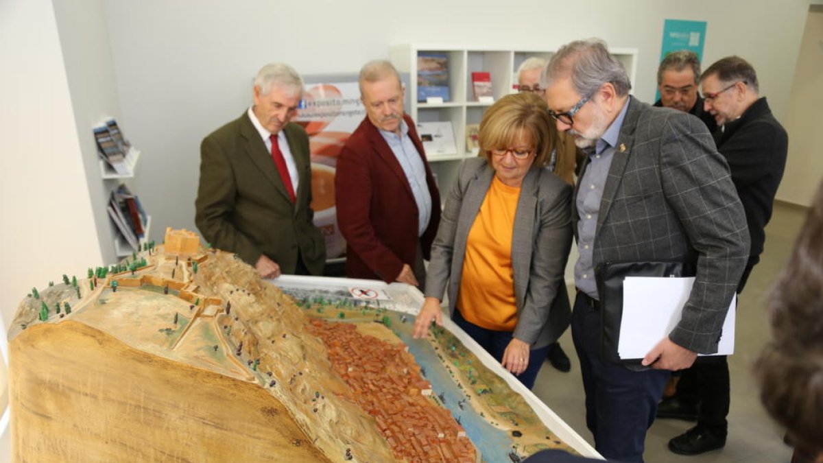 Larrosa, Godia i altres participants en la reunió de constitució del fòrum ahir a Mequinensa.