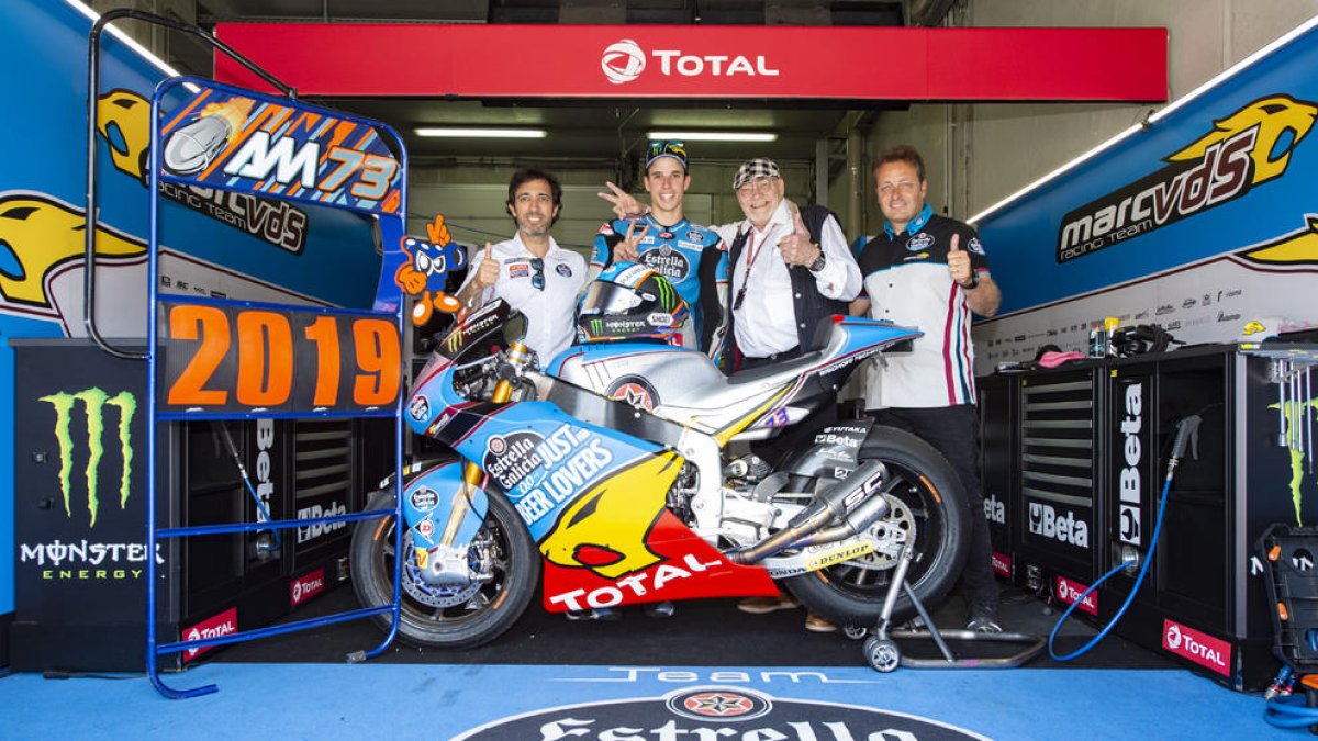 Àlex Màrquez, al costat d’Emili Alzamora i els responsables de l’equip escenificant la renovació per a l’any que ve.