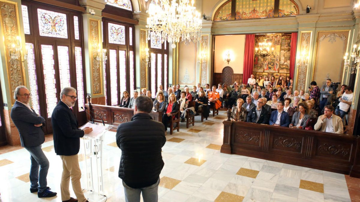 El salón de plenos acogió la presentación del proyecto “Model Lleida...ciutat que et cuida”