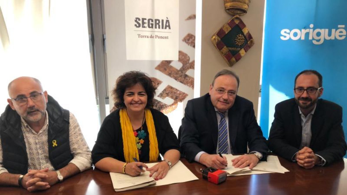 María José Invernón i Lluís Barat, al centre de la foto.