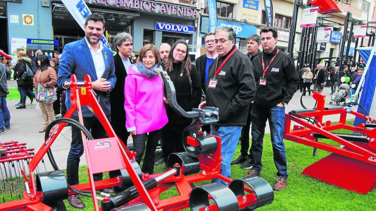 Forcadell visitó la feria acompañada de alcaldes y ediles del Pla.