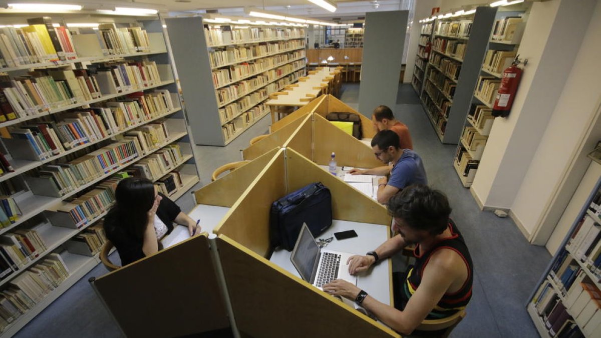 Imatge d’arxiu d’alumnes en una biblioteca de la UdL.