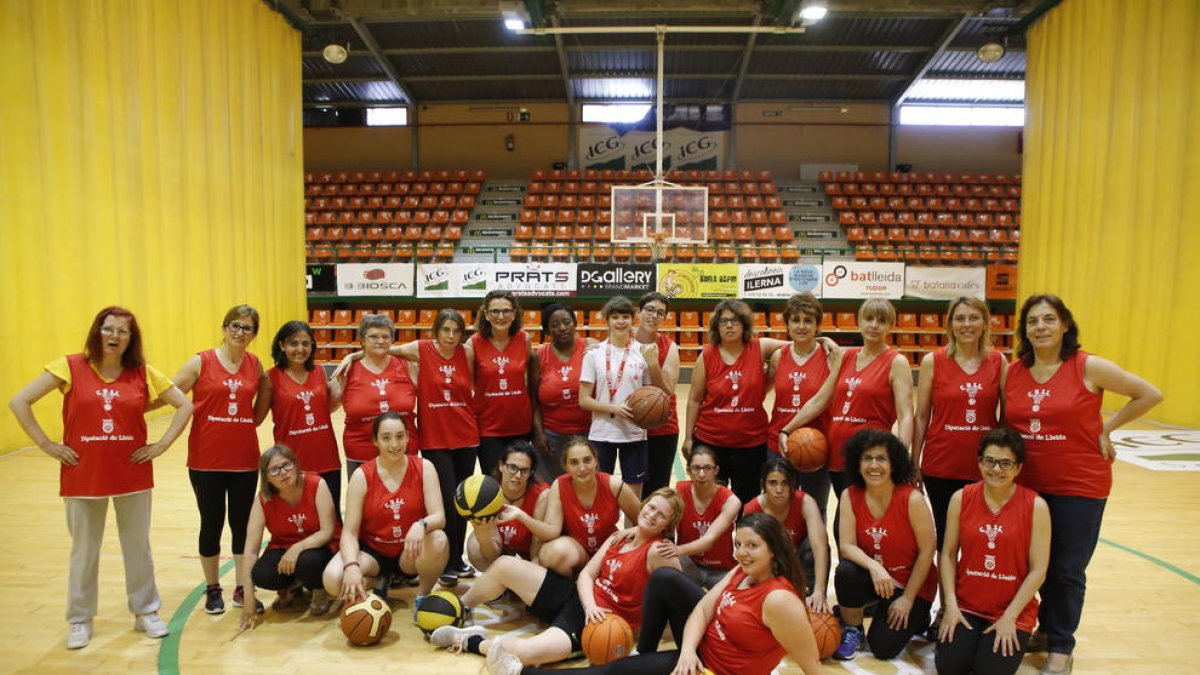 El grup que formen les mares del CB Lleida i les usuàries del Centre Entre Vies, de la Fundació Aspros, a l’Onze de Setembre.