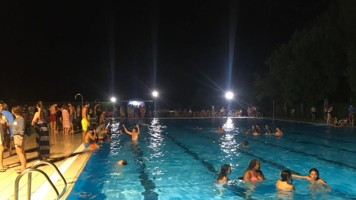 Desenes de persones es refrescaven ahir a les piscines de la Seu.