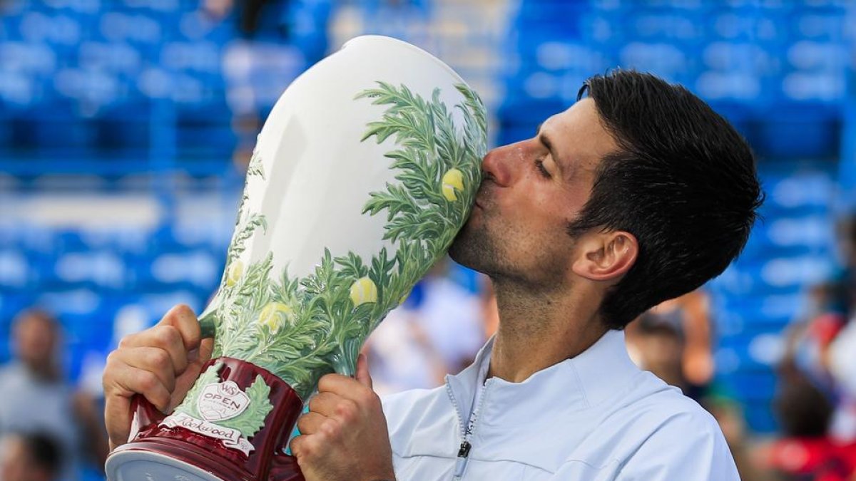 Djokovic besa el trofeo ganado en Cincinnati, donde completó los nueve Masters 1.000 del circuito.