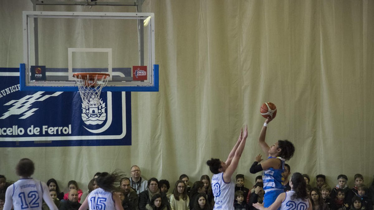 Caitlyn Ramirez, la màxima anotadora del Cadí ahir, intenta el tir davant la defensa de Sánchez.