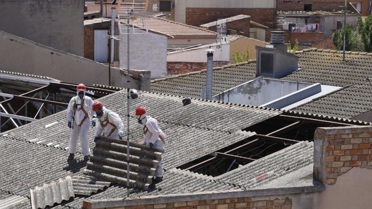Los operarios completaron en 4 horas la retirada de la cubierta de fibrocemento.