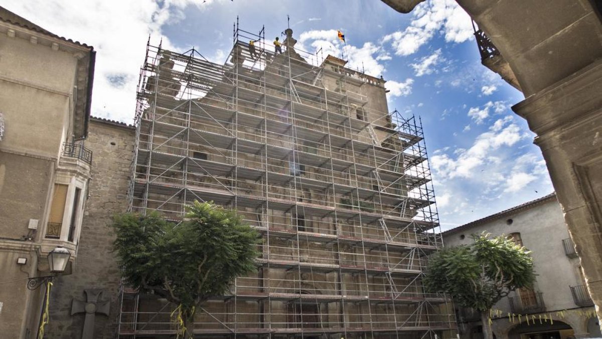 La estructura metálica y las mallas que se han instalado en la fachada de la colegiata neoclásica de Santa Maria de Guissona.
