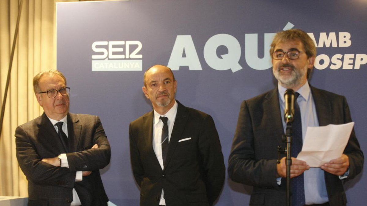 Josep Cuní, presentant SER Catalunya, al costat de directius de la cadena, ahir al Parador de Lleida.