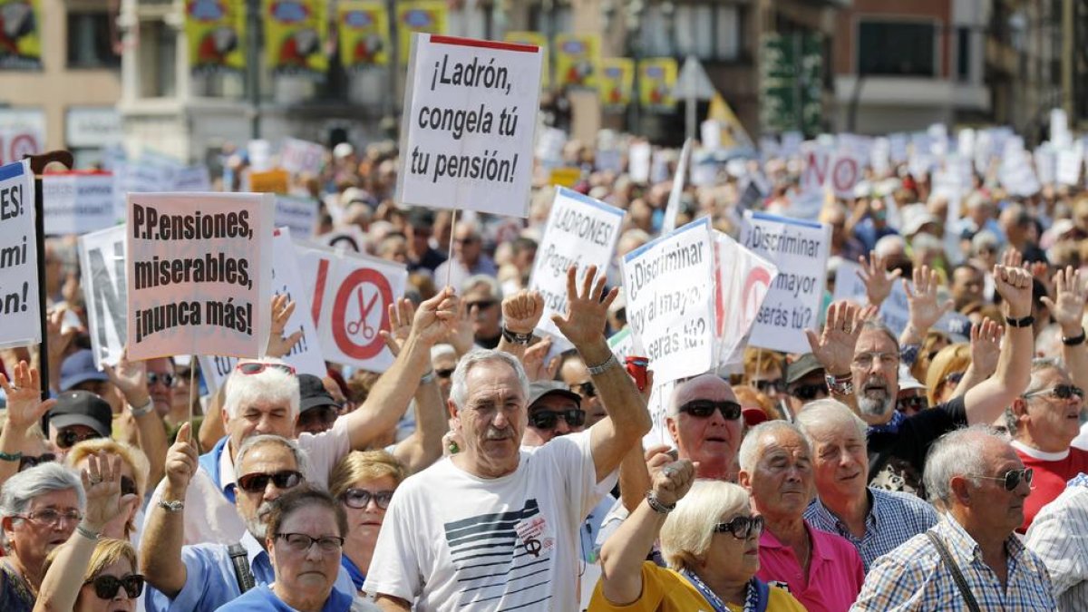 Miles de jubilados y pensionistas se manifestaron ayer en Bilbao por unas “pensiones dignas”.