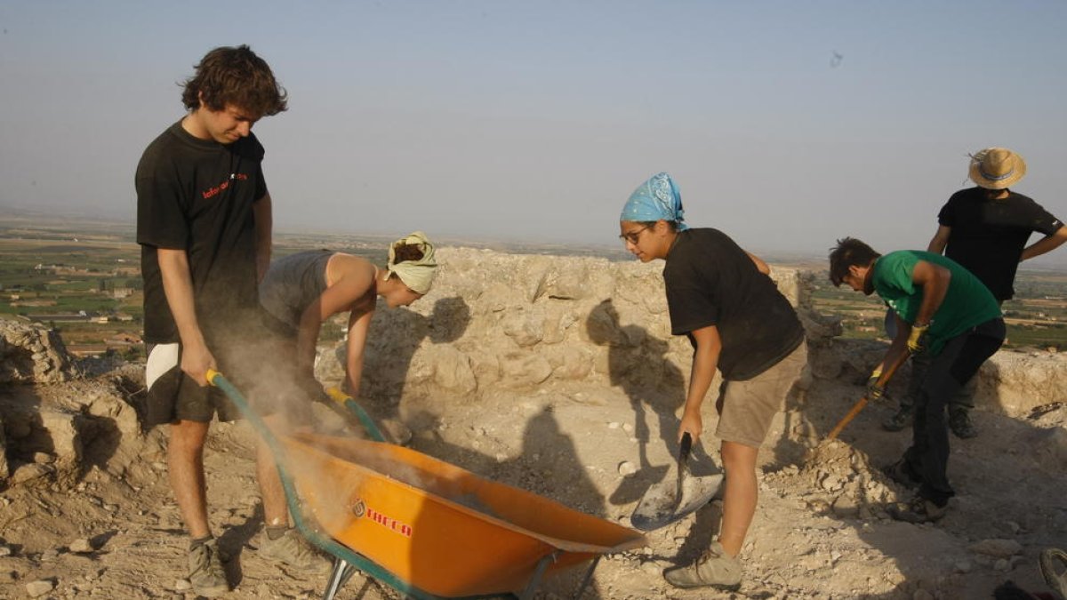 Alumnos de la Universitat de Barcelona en los trabajos de excavación de hace dos años.