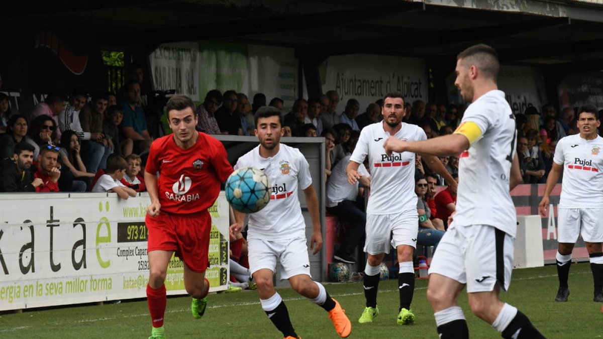 Un jugador de l’Alpicat i alguns del Borges, durant una acció ahir en el partit.