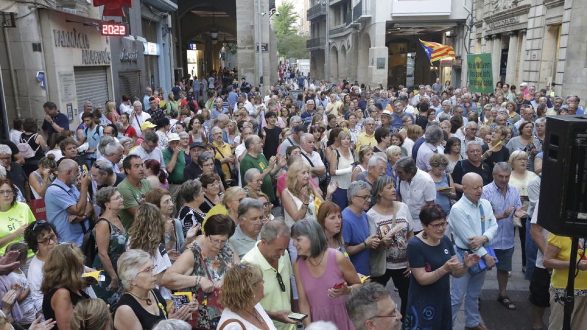 Los “cantaires” volvieron a reclamar ayer ante la Paeria la liberación de los presos.