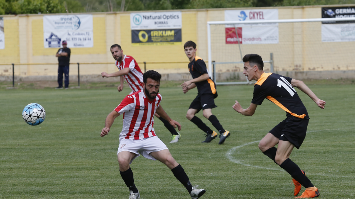 Un jugador del Flix i un altre de l’Sporting Pinyana, ahir durant el partit.