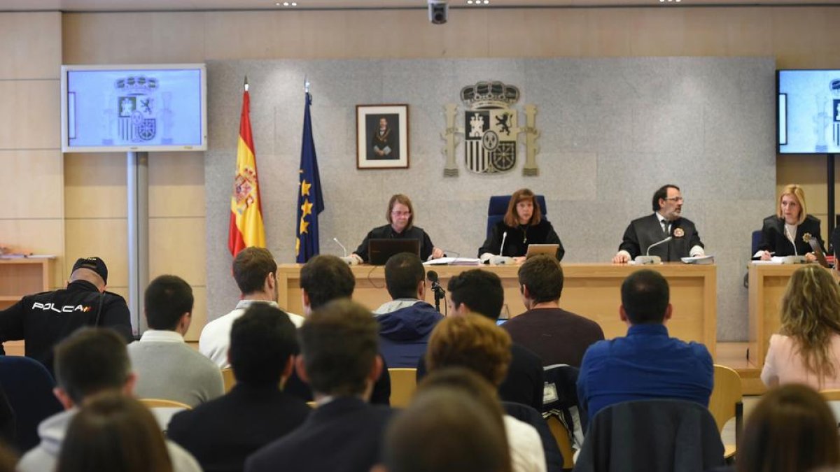 Imatge dels acusats durant l’inici de la vista oral ahir a l’Audiència Nacional.