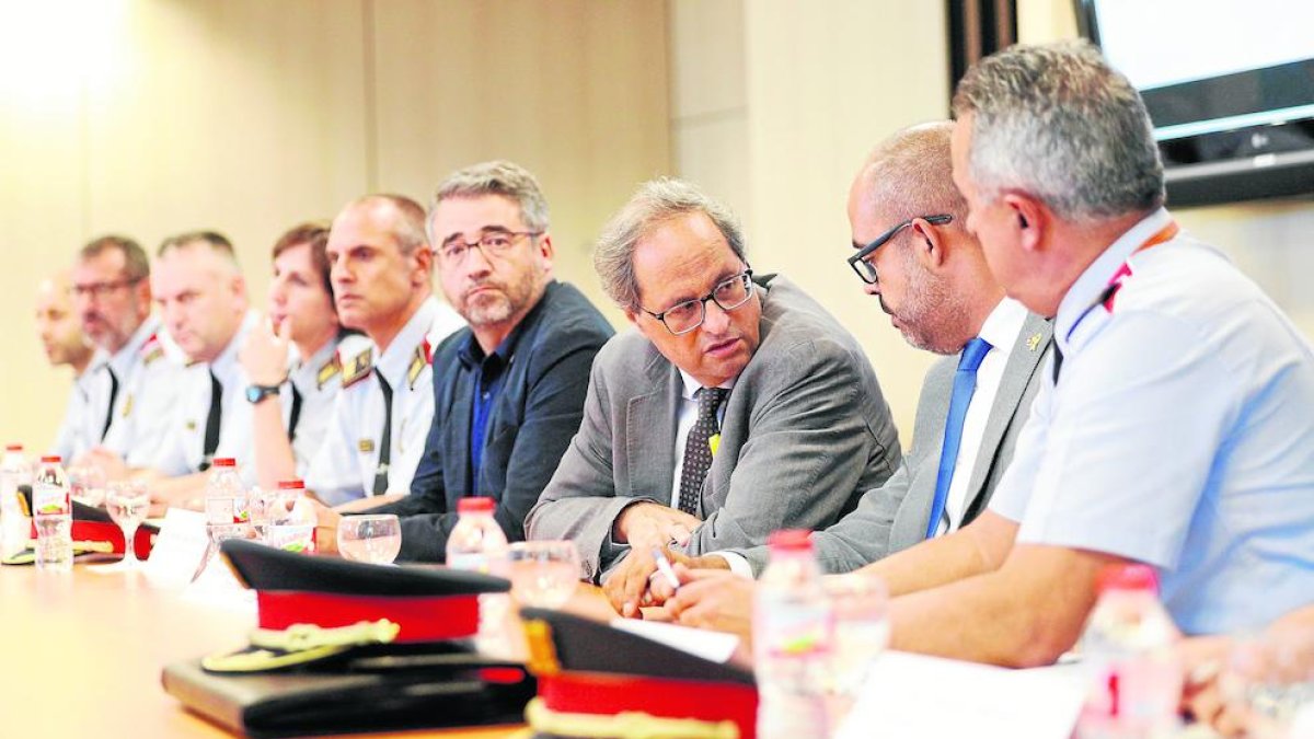 Torra y Buch, junto a mandos policiales en la reunión del Gabinete de Coordinación Antiterrorista.