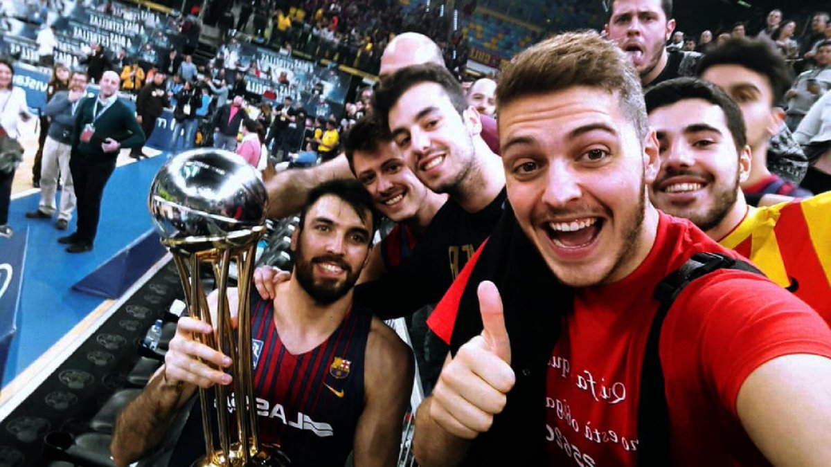 El grup de seguidors de Tremp es va fotografiar amb Pierre Oriola i la Copa del Rei.
